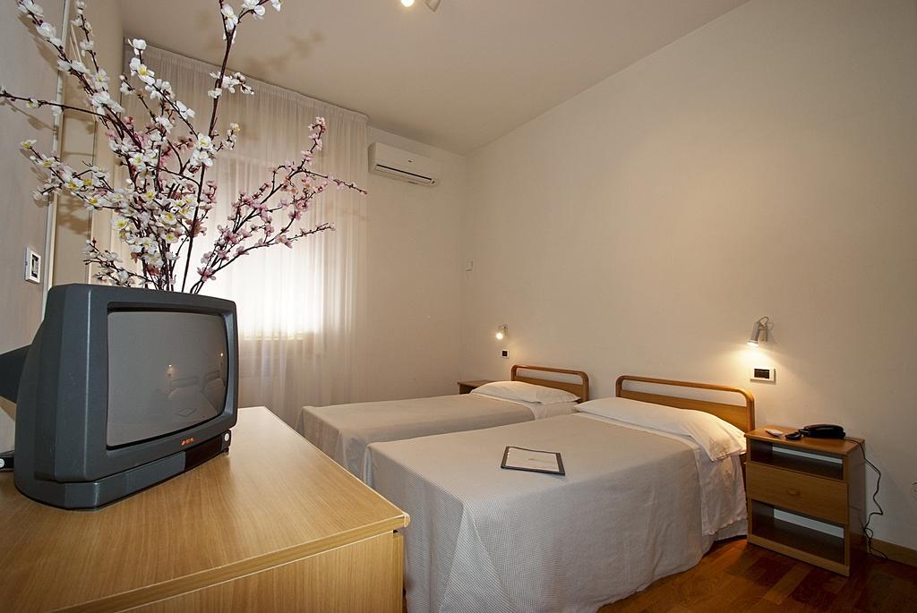 Hotel Mediterraneo تْشيانشانو  تيرمي الغرفة الصورة