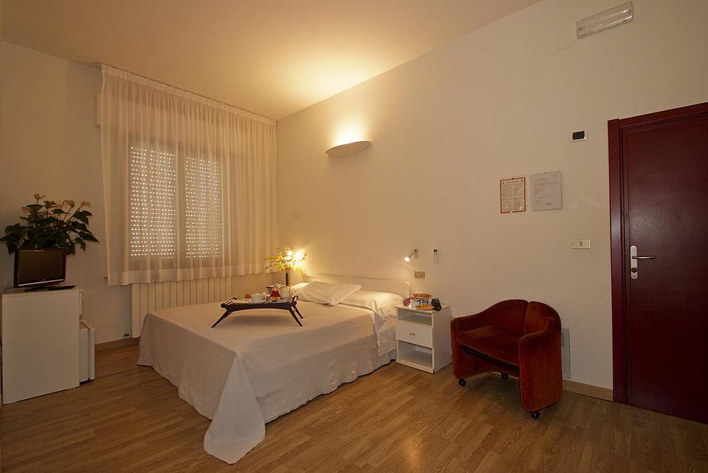 Hotel Mediterraneo تْشيانشانو  تيرمي الغرفة الصورة