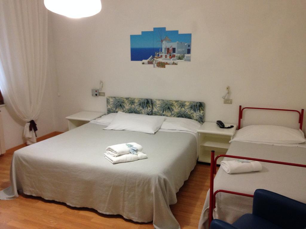 Hotel Mediterraneo تْشيانشانو  تيرمي الغرفة الصورة